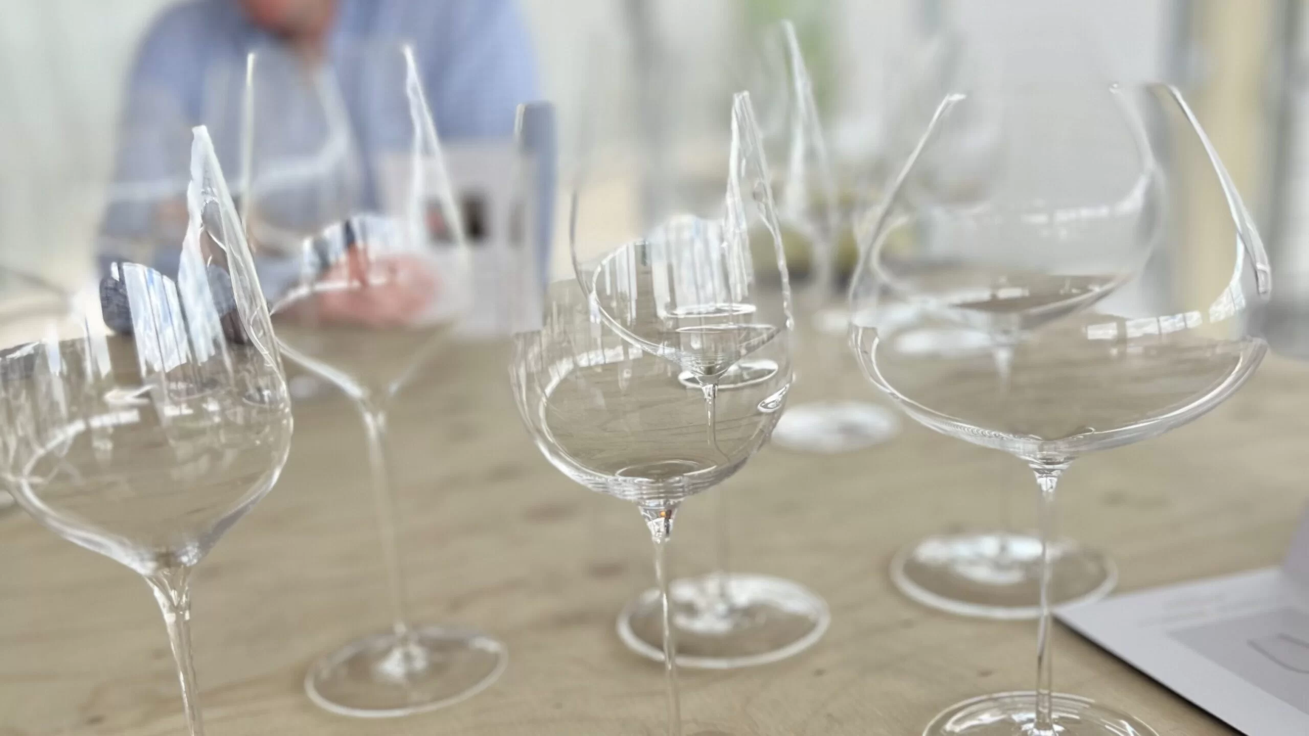 Collection de verres à vin sur une table de dégustation