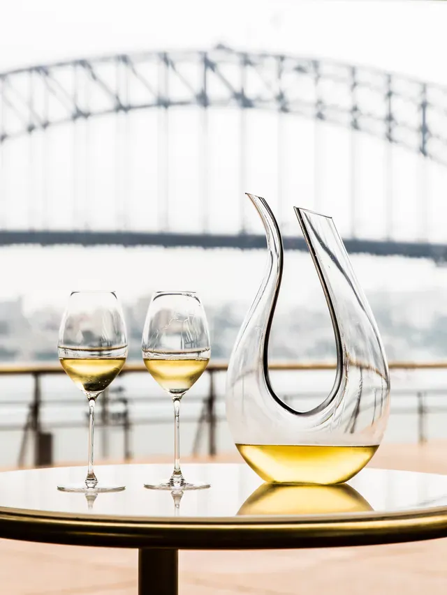 Carafe et verres de vin blanc sur une table